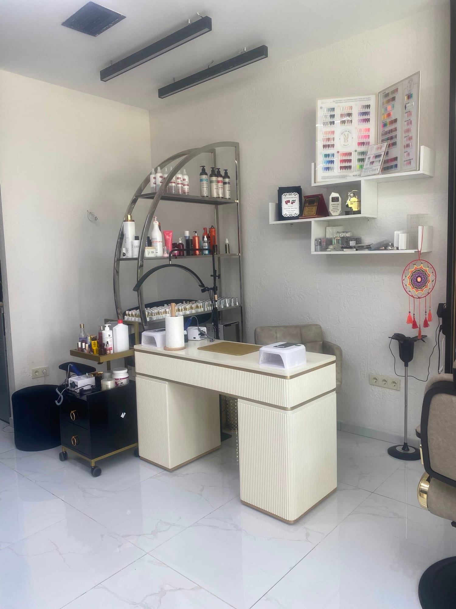 SADA ELITE Kadıköy şubesi — Manikür masası ve renk kartelaları